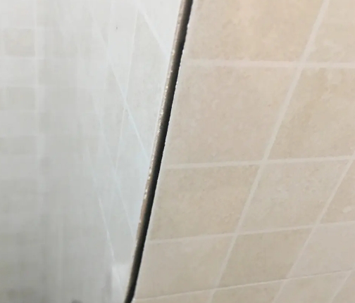 烈山瓷砖空鼓维修公司分享阳台瓷砖脱落的修复过程可以分为以下几个步骤
