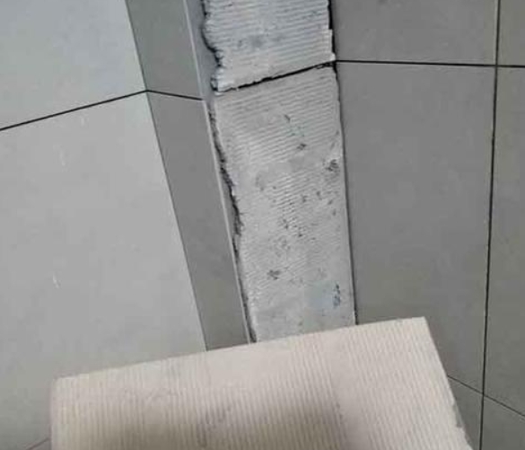 烈山瓷砖空鼓维修公司分享下厨房瓷砖脱落的补救措施。